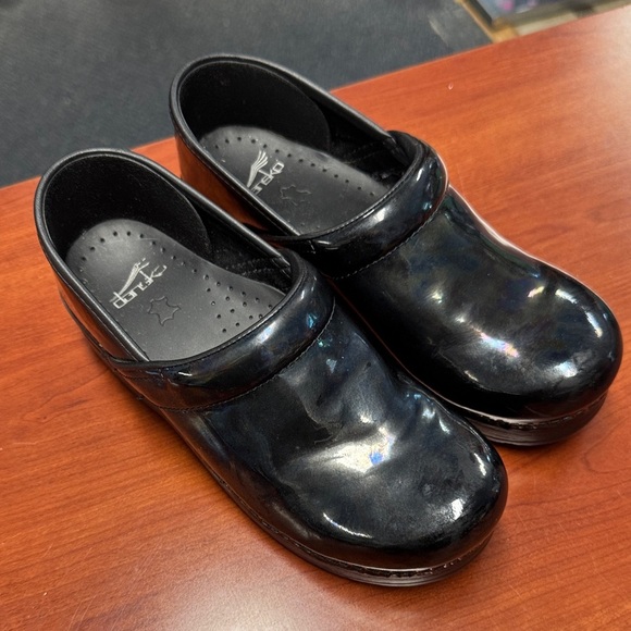 Dansko Shoes - Dansko clogs size 38 // 091109